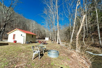 Quaint Cozy Cottage Perfect for a Peaceful Getaway in West Virginia - Pipestem, West Virginia - glamping.directory