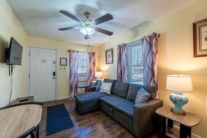 Quaint Cozy Cottage Perfect for a Peaceful Getaway in West Virginia - Pipestem, West Virginia - glamping.directory