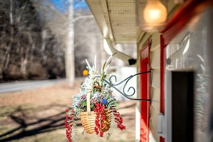 Quaint Cozy Cottage Perfect for a Peaceful Getaway in West Virginia - Pipestem, West Virginia - glamping.directory