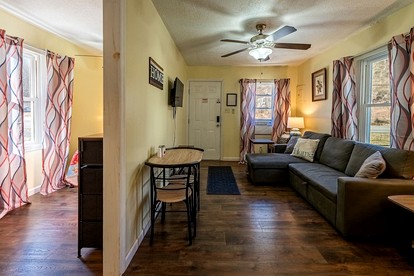 Quaint Cozy Cottage Perfect for a Peaceful Getaway in West Virginia - Pipestem, West Virginia - glamping.directory