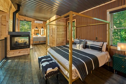 Secluded Rental Cabin with a Hot Tub near Gatlinburg, Tennessee - Gatlinburg, Tennessee - glamping.directory