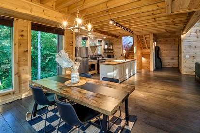 Secluded Rental Cabin with a Hot Tub near Gatlinburg, Tennessee - Gatlinburg, Tennessee - glamping.directory