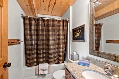 Gorgeous and Modern Cabin Rental with Lake Views near Omaha, Nebraska - Wahoo, Nebraska - glamping.directory