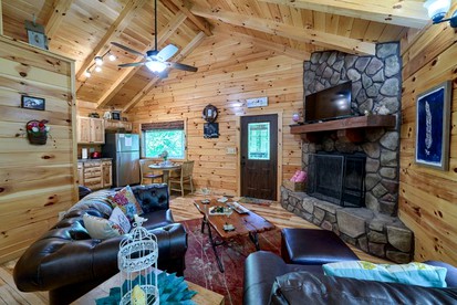 Romantic Getaways in Logan, Ohio, in this Fully-Equipped Log Cabin with Hot Tub - Logan, Ohio - glamping.directory