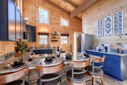 Romantic Getaways in Logan, Ohio, in this Fully-Equipped Log Cabin with Hot Tub - Logan, Ohio - glamping.directory