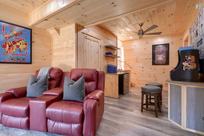Romantic Getaways in Logan, Ohio, in this Fully-Equipped Log Cabin with Hot Tub - Logan, Ohio - glamping.directory