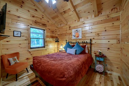 Romantic Getaways in Logan, Ohio, in this Fully-Equipped Log Cabin with Hot Tub - Logan, Ohio - glamping.directory