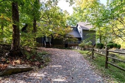Gorgeous Cabin with Magnificent Views of the Potomac River in Shepherdstown, West Virginia - Shepherdstown, West Virginia - glamping.directory