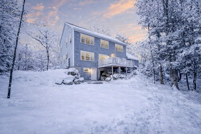 Impressive Cottage Nestled Amidst Trees with Gorgeous Vistas in North Conway, New Hampshire - North Conway, New Hampshire - glamping.directory