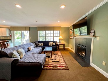 Impressive Cottage Nestled Amidst Trees with Gorgeous Vistas in North Conway, New Hampshire - North Conway, New Hampshire - glamping.directory