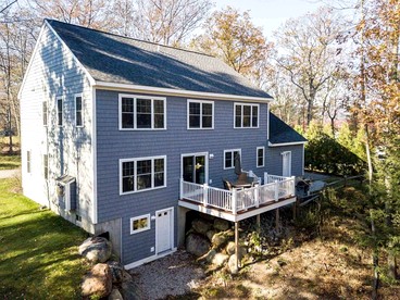 Impressive Cottage Nestled Amidst Trees with Gorgeous Vistas in North Conway, New Hampshire - North Conway, New Hampshire - glamping.directory