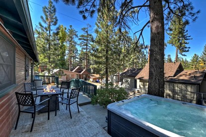 Forest Cottage with Outdoor Jacuzzi and Picnic Space in California - Big Bear Lake, California - glamping.directory