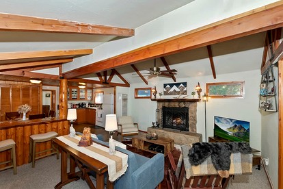 Forest Cottage with Outdoor Jacuzzi and Picnic Space in California - Big Bear Lake, California - glamping.directory