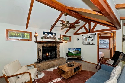Forest Cottage with Outdoor Jacuzzi and Picnic Space in California - Big Bear Lake, California - glamping.directory
