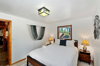 Forest Cottage with Outdoor Jacuzzi and Picnic Space in California - Big Bear Lake, California - glamping.directory