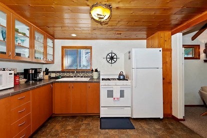 Forest Cottage with Outdoor Jacuzzi and Picnic Space in California - Big Bear Lake, California - glamping.directory