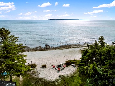 Fantastic Lakefront Beach House with Stunning Views in St. Ignace, Michigan - St. Ignace, Michigan - glamping.directory