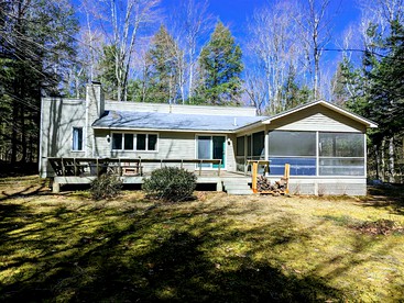 Charming Cabin with Games Room in North Woodstock, New Hampshire, Ideal for Relaxing Getaways in Nature - glamping.directory