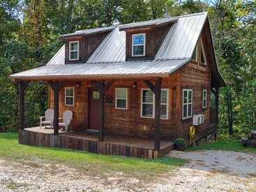 Cozy Family-Friendly Cabin with Private Outdoor Jacuzzi near Huntington, West Virginia - Genoa, West Virginia - glamping.directory