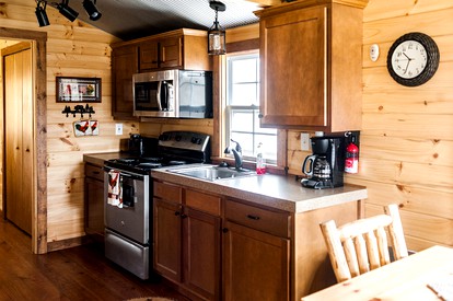 Cozy Family-Friendly Cabin with Private Outdoor Jacuzzi near Huntington, West Virginia - Genoa, West Virginia - glamping.directory