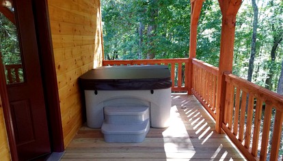 Cozy Family-Friendly Cabin with Private Outdoor Jacuzzi near Huntington, West Virginia - Genoa, West Virginia - glamping.directory