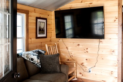 Cozy Family-Friendly Cabin with Private Outdoor Jacuzzi near Huntington, West Virginia - Genoa, West Virginia - glamping.directory