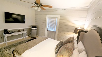 Elegant Room Rental for Two in Dahlonega, Georgia - Dahlonega, Georgia - glamping.directory