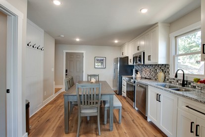 Pet-Friendly Cabin Ideal for Families with Jacuzzi and Lake Views in Alabama - Scottsboro, Alabama - glamping.directory