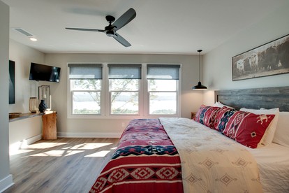 Pet-Friendly Cabin Ideal for Families with Jacuzzi and Lake Views in Alabama - Scottsboro, Alabama - glamping.directory