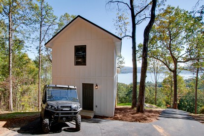 Pet-Friendly Cabin Ideal for Families with Jacuzzi and Lake Views in Alabama - Scottsboro, Alabama - glamping.directory