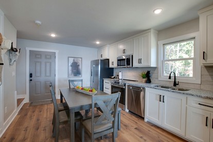 Pet-Friendly Cabin Ideal for Families with Jacuzzi and Lake Views in Alabama - Scottsboro, Alabama - glamping.directory