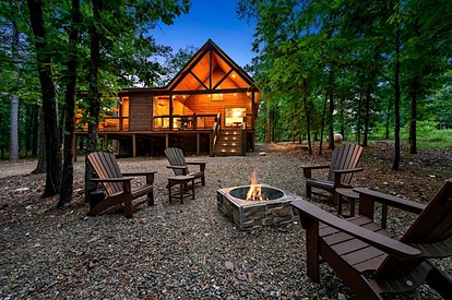 Charming Cabin Retreat with Modern Comforts near Broken Bow, Oklahoma - Broken Bow, Oklahoma - glamping.directory