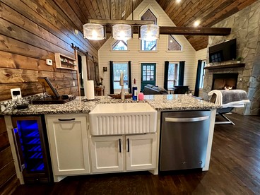 Charming Cabin Retreat with Modern Comforts near Broken Bow, Oklahoma - Broken Bow, Oklahoma - glamping.directory