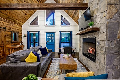 Charming Cabin Retreat with Modern Comforts near Broken Bow, Oklahoma - Broken Bow, Oklahoma - glamping.directory