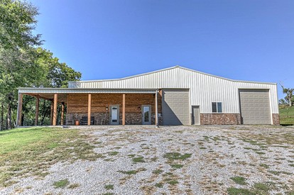 Rustic Countryside Barn with Horse Boarding & Pastures near Nashville, Lebanon, Tennessee - Lebanon, Tennessee - glamping.directory