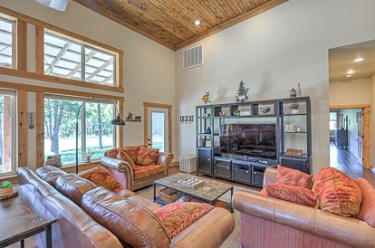 Rustic Countryside Barn with Horse Boarding & Pastures near Nashville, Lebanon, Tennessee - Lebanon, Tennessee - glamping.directory