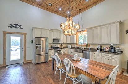 Rustic Countryside Barn with Horse Boarding & Pastures near Nashville, Lebanon, Tennessee - Lebanon, Tennessee - glamping.directory