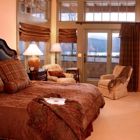 Cabin with Five Fireplaces and Luxurious Amenities for a Getaway to Chittenden, Vermont - Chittenden, Vermont - glamping.directory