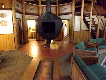 Enormous Group Cabin with Picnic Area and Outdoor Playing Spaces in Arizona - Flagstaff, Arizona - glamping.directory