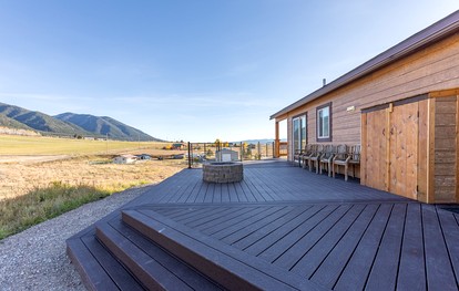 Gorgeous Secluded Villa with Hot-tub, Fire Pit and Games in Etna, Wyoming - glamping.directory