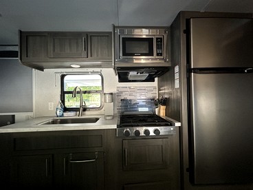 Serene Lakeside Caravan Retreat on Lake Lahusage near Lookout Mountain Alabama - Mentone, Alabama - glamping.directory