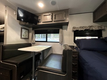Serene Lakeside Caravan Retreat on Lake Lahusage near Lookout Mountain Alabama - Mentone, Alabama - glamping.directory