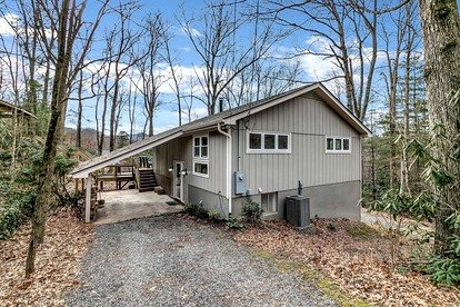 Charming Mountain Treehouse with Forest Views near Downtown Black Mountain, NC - Black Mountain, North Carolina - glamping.directory