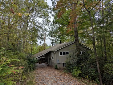 Charming Mountain Treehouse with Forest Views near Downtown Black Mountain, NC - Black Mountain, North Carolina - glamping.directory