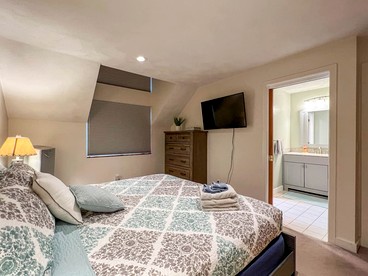 Serene Mountaintop Cabin with Breathtaking Views in Bartlett, New Hampshire - Bartlett, New Hampshire - glamping.directory