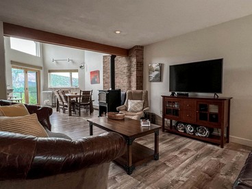 Serene Mountaintop Cabin with Breathtaking Views in Bartlett, New Hampshire - Bartlett, New Hampshire - glamping.directory