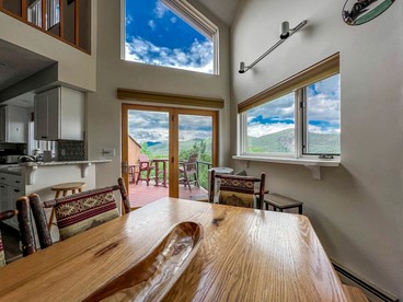 Serene Mountaintop Cabin with Breathtaking Views in Bartlett, New Hampshire - Bartlett, New Hampshire - glamping.directory