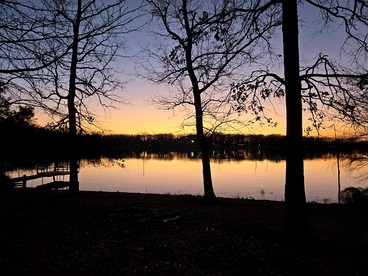 Cozy Waterfront Cabin with Boat Ramp on Lake Fork, Perfect for Fishing Enthusiasts near Quitman, Mississippi - Quitman, Texas - glamping.directory