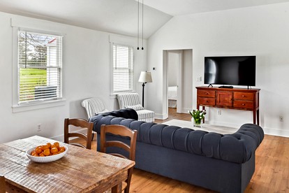Picturesque Country Cottage on Farm for Getaway near Atlanta, Georgia - Madison, Georgia - glamping.directory