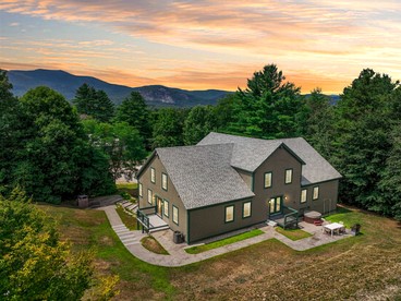 Charming Brick Retreat with Hot Tub & Mountain Views in Conway, New Hampshire - Conway, New Hampshire - glamping.directory